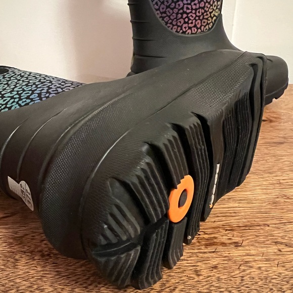 Bogs Black Neo Classic Rainbow Leopard Kid’s Winter Boots - Picture 3 of 6